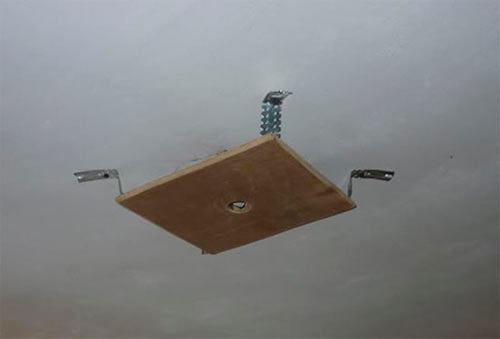 Как поменять светильник в натяжном потолке