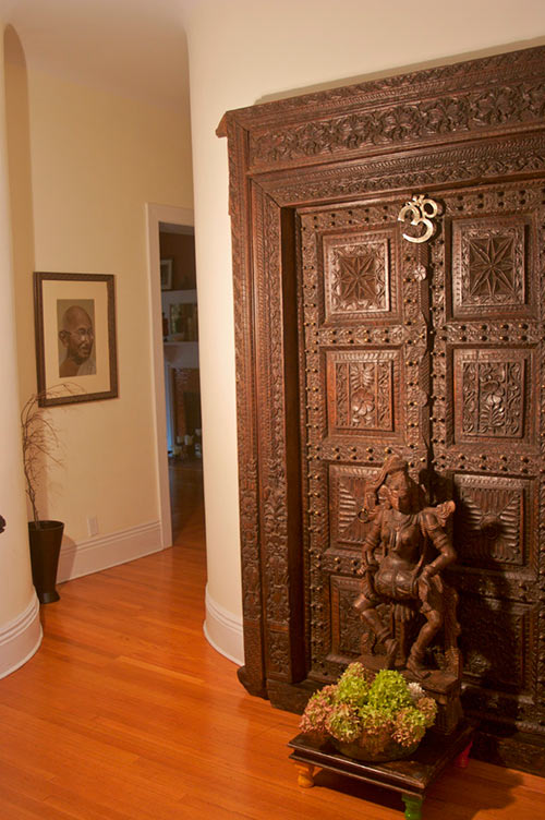 Дизайнерские двери в традиционном индийском стиле