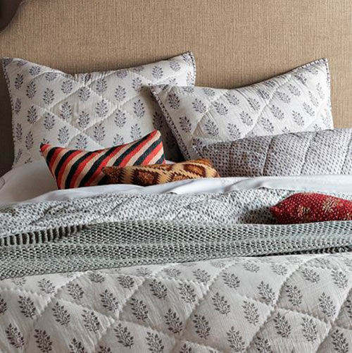 Одеяла и подушки, украшенные растительным орнаментом