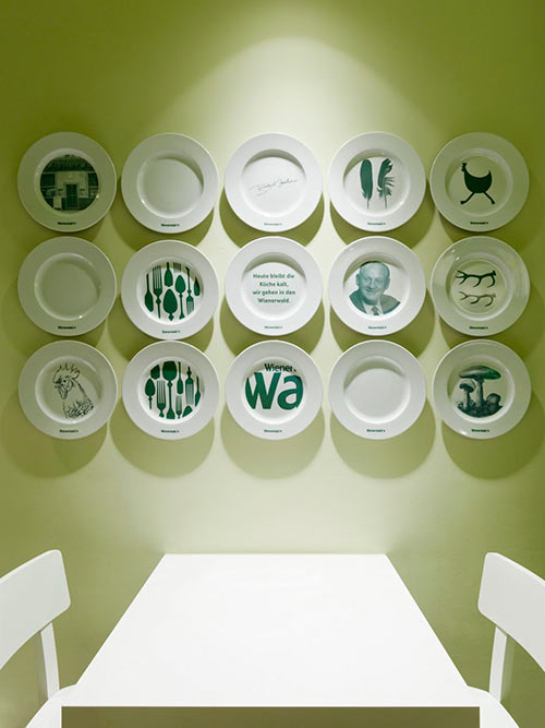 Светлые симметрично расположенные на стене тарелки