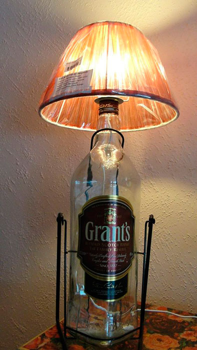 лампа с абажуром из пустой бутылки
